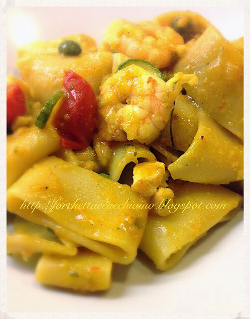 Paccheri speziati con pesce spada zucchine e gamberi