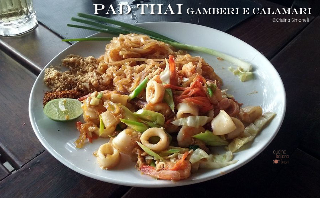 Pad thai di gamberi e calamari, ricetta originale thailandese
