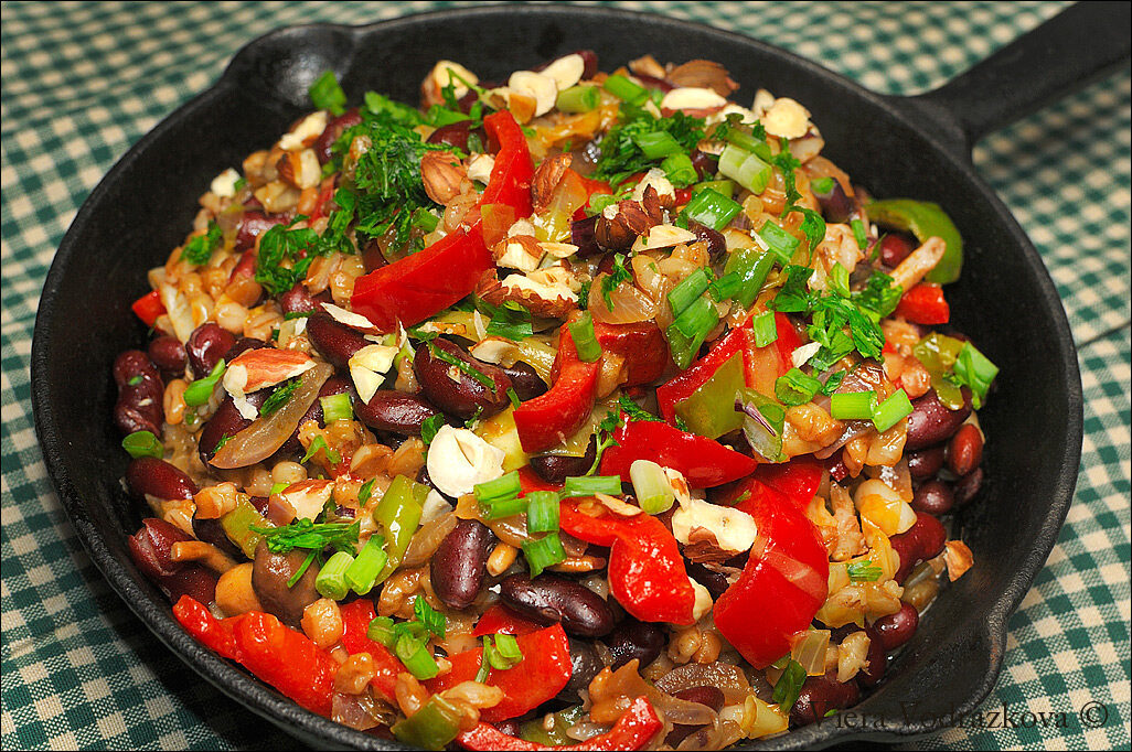 Padellata rustica con orzo, farro e fagioli rossi