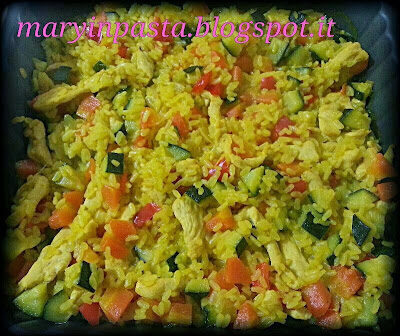 Paella con verdure e pollo