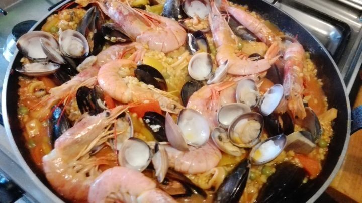 Paella di carne e pesce