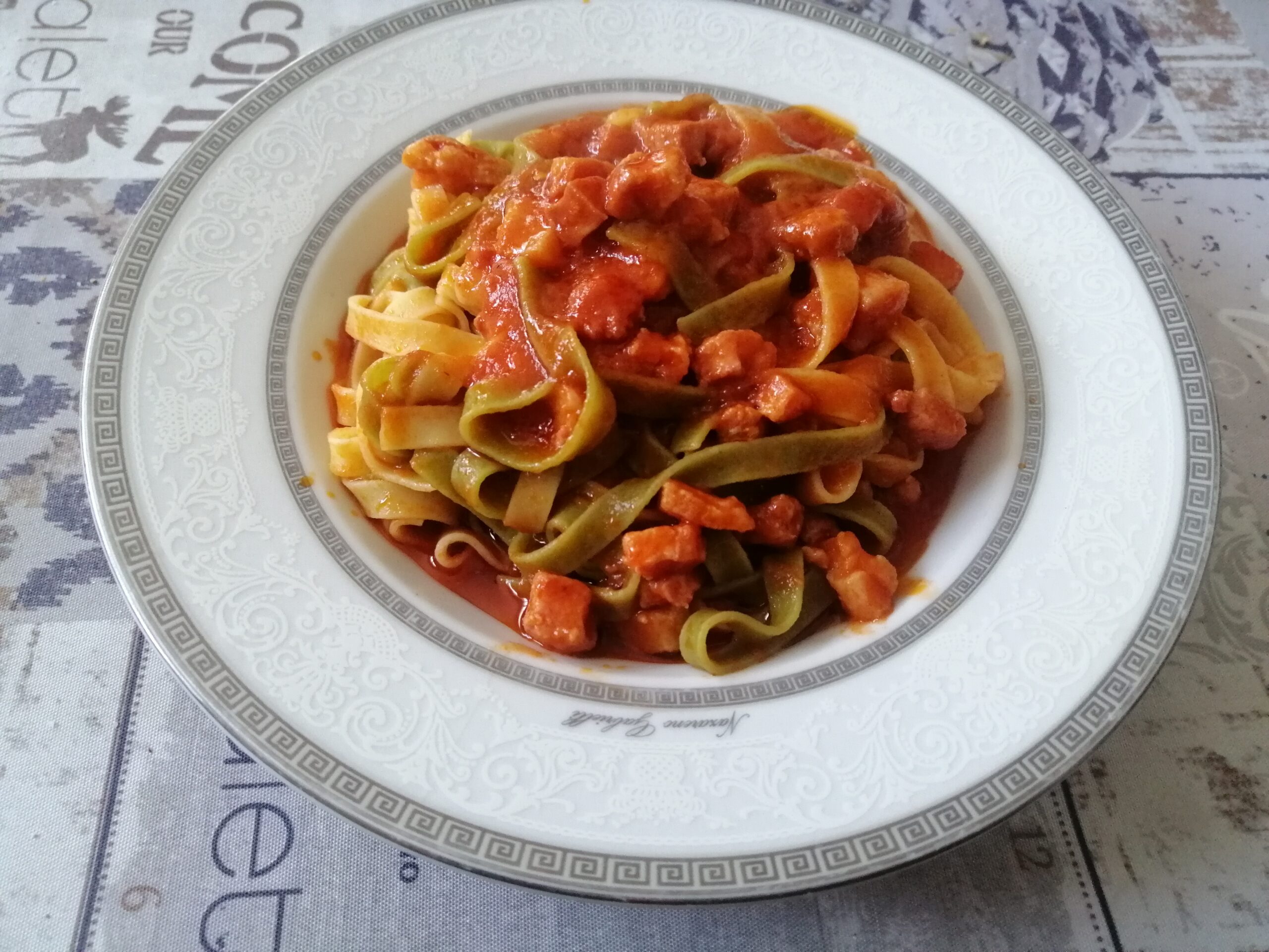 Paglia e fieno al ragù di pancetta