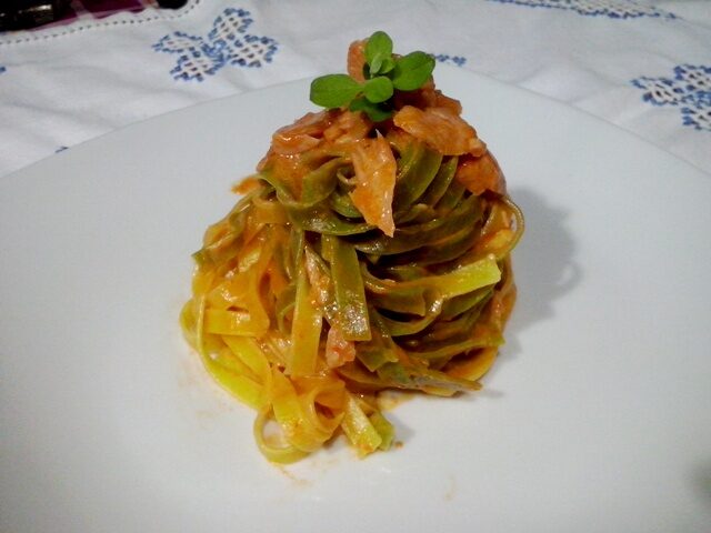 Paglia e fieno al salmone in salsa rosa