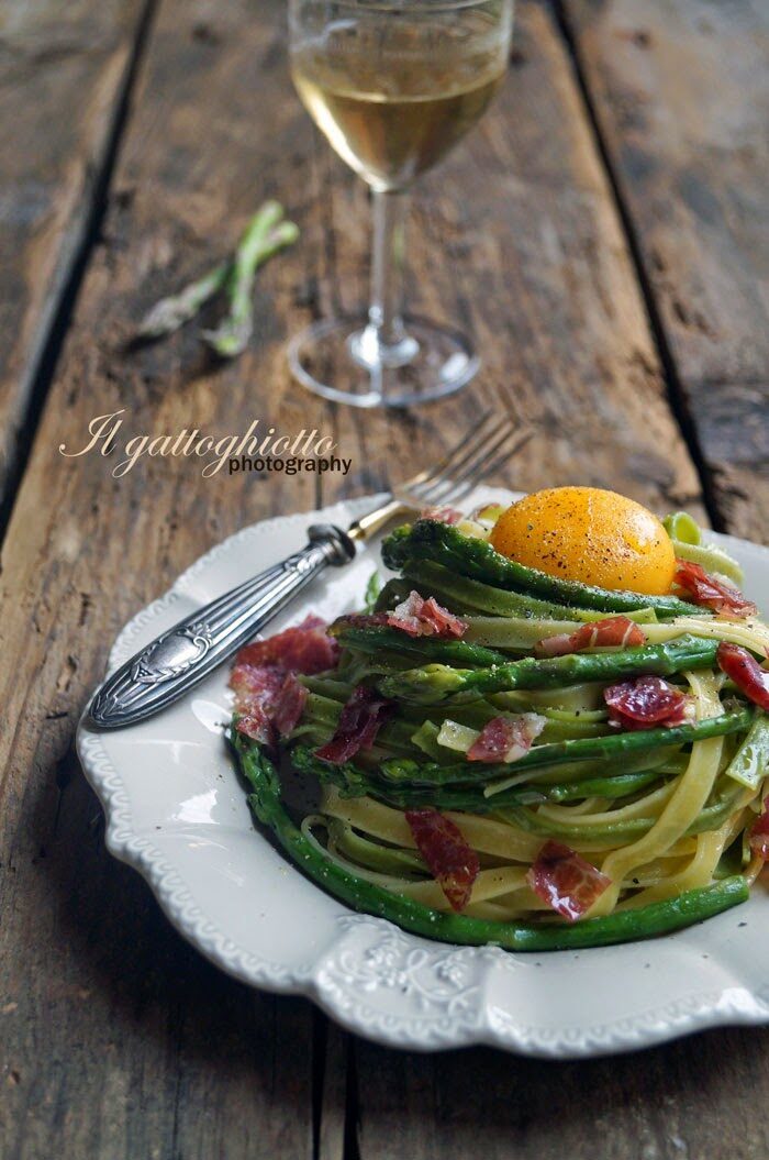 Paglia e fieno con asparagi, coppa di parma e tuorlo fresco