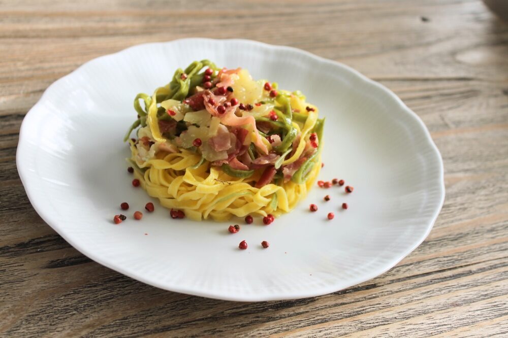 Paglia e fieno con mele, prosciutto  e pepe rosso