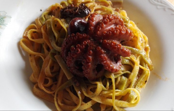 Paglia e fieno con polpo e pomodorini secchi
