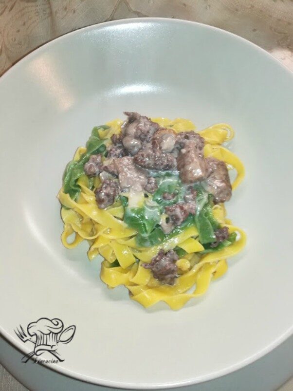 Paglia e fieno salsiccia funghi e mascarpone