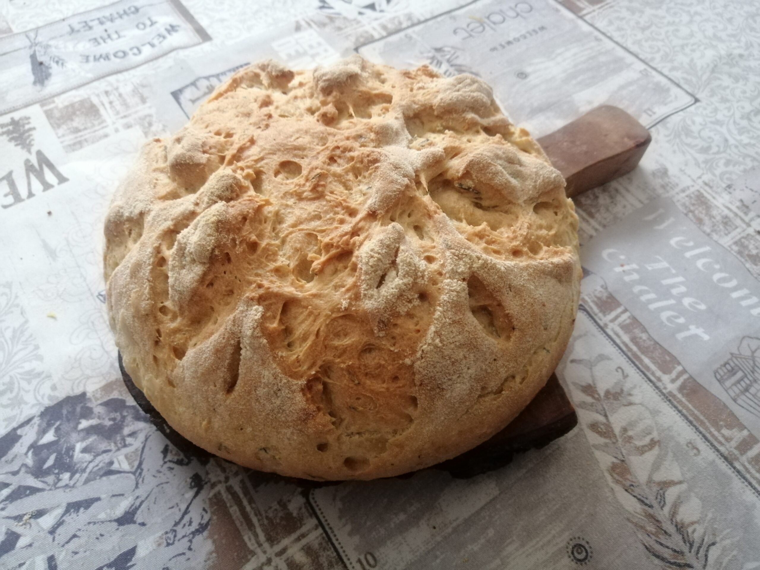 Pagnotta di pane casereccio con erba cipollina
