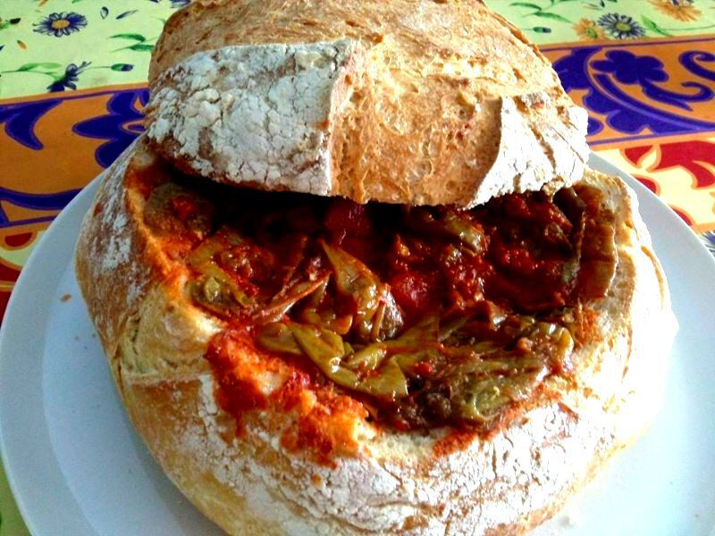 Pagnotta di pane ripiena con friggitelli