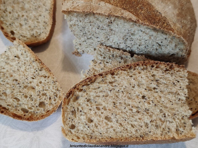 Pagnotta integrale con lievito madre e semi di papavero