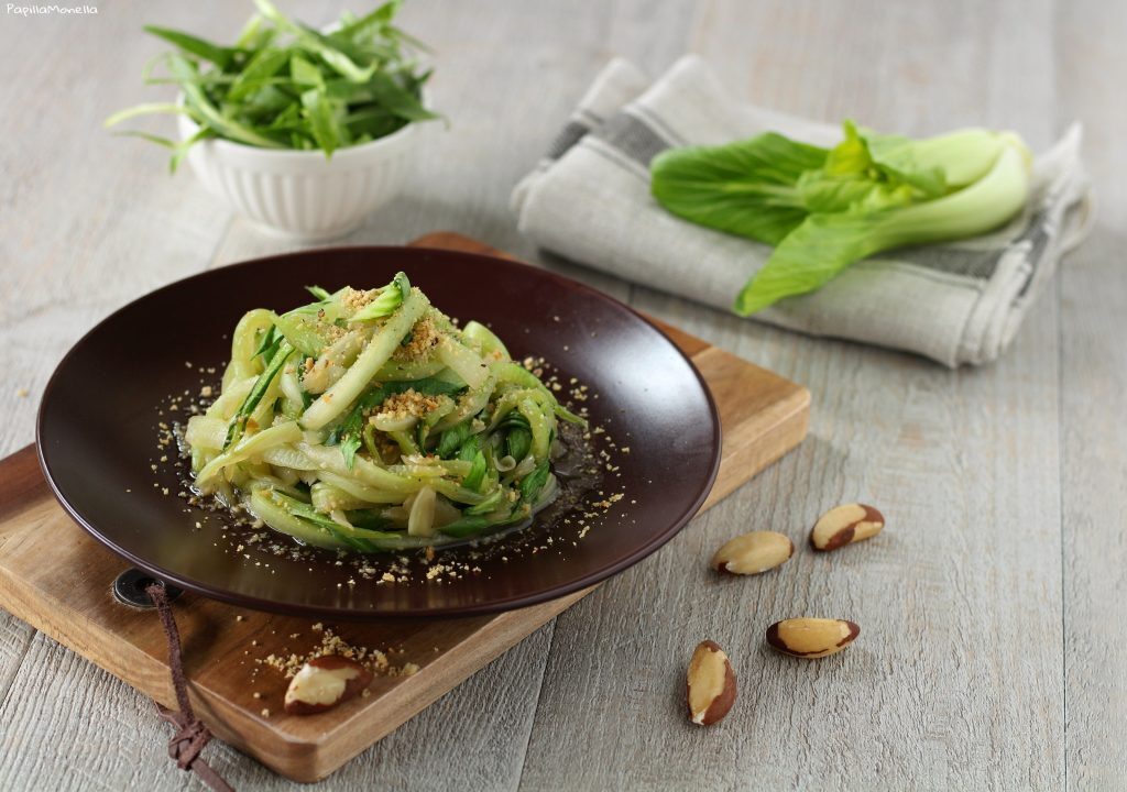 Pakchoi in padella con noci della amazzonia