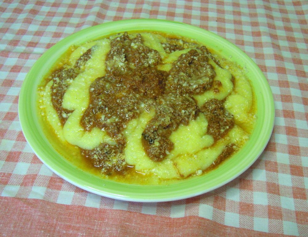 Pallette di farina di mais “o matuffi”con ragù e ricotta di pecora “a piacere”