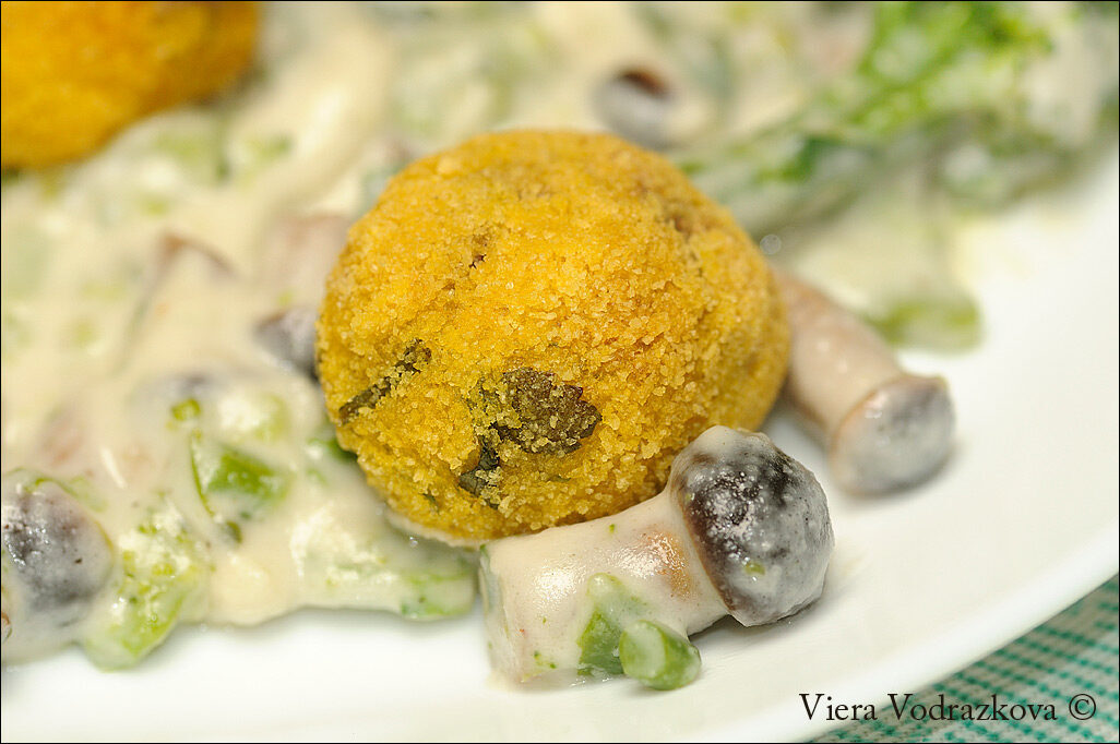 Palline allo zafferano con salsa di anacardi