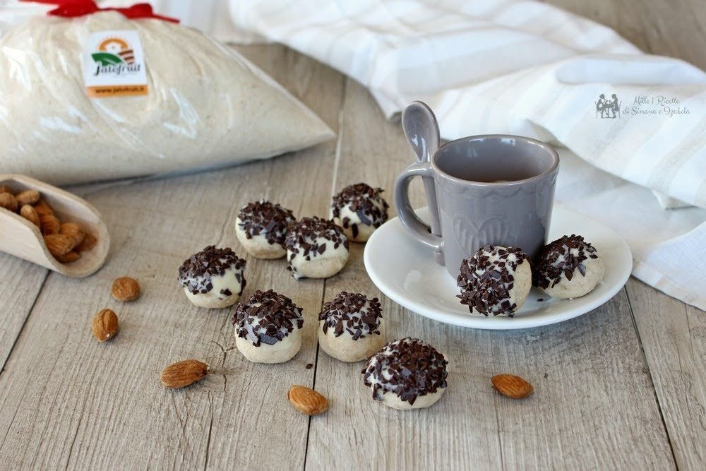 Palline di mandorle al doppio cioccolato
