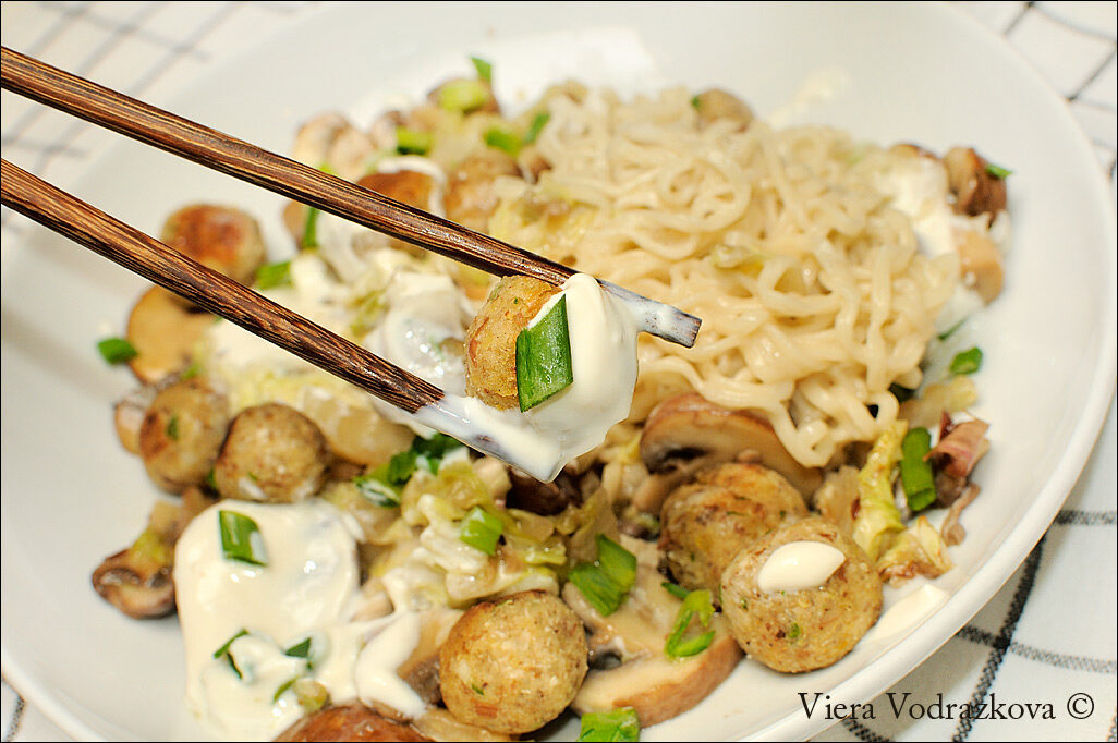Palline di okara con noodles ramen a funghi
