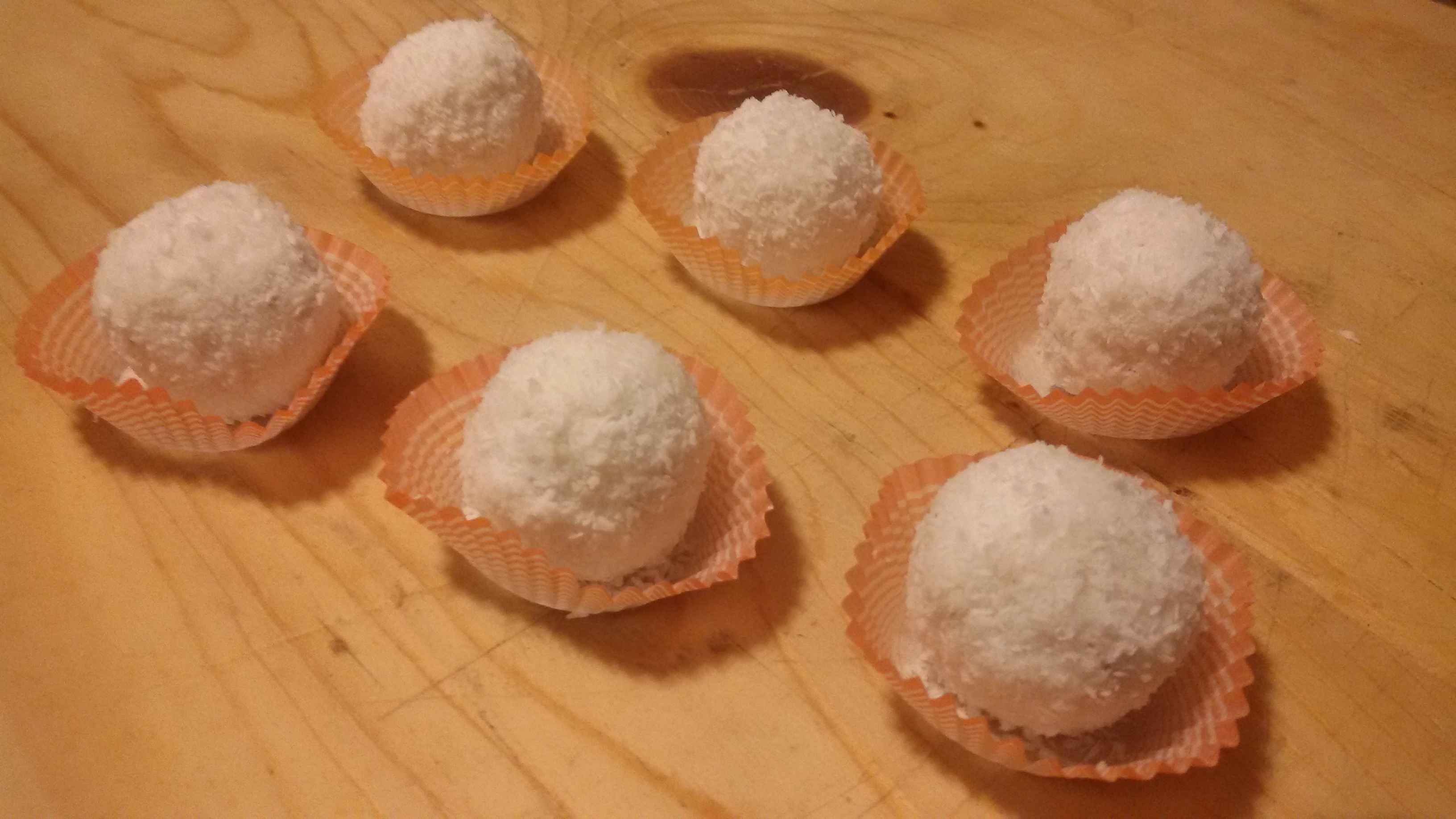 Palline di ricotta con cioccolato bianco, cocco e mandorle