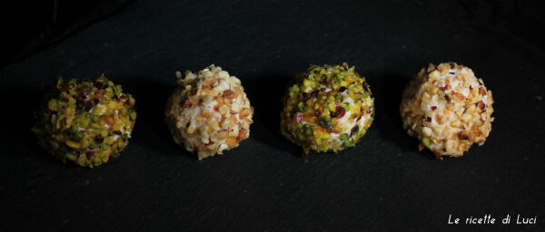 Palline di ricotta e prosciutto con granella di pistacchio e mandorle