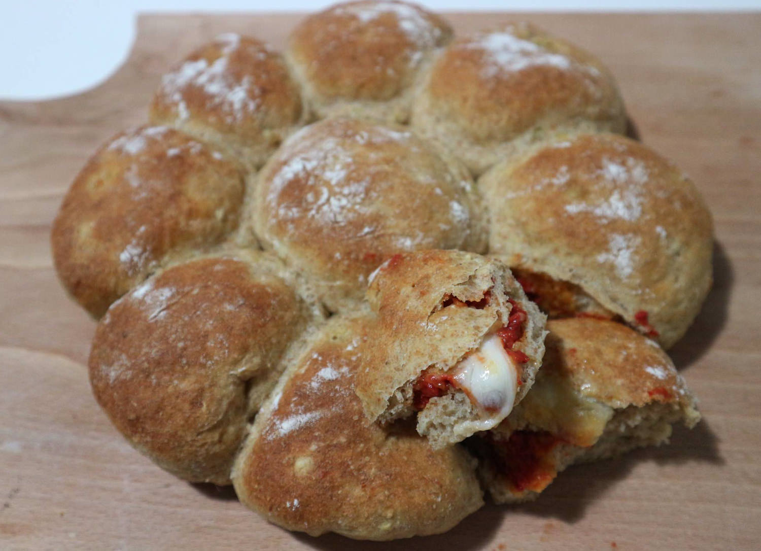 Palline integrali con mozzarella e pomodoro