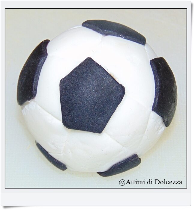 Pallone da calcio in pasta di zucchero