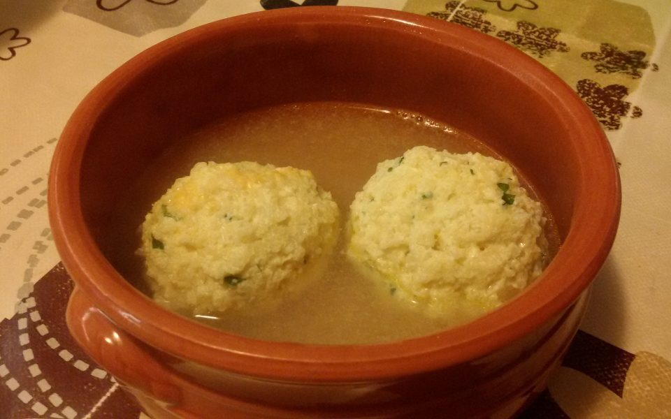 Pallotte cacio e ova (formaggio e uova) cotte in brodo