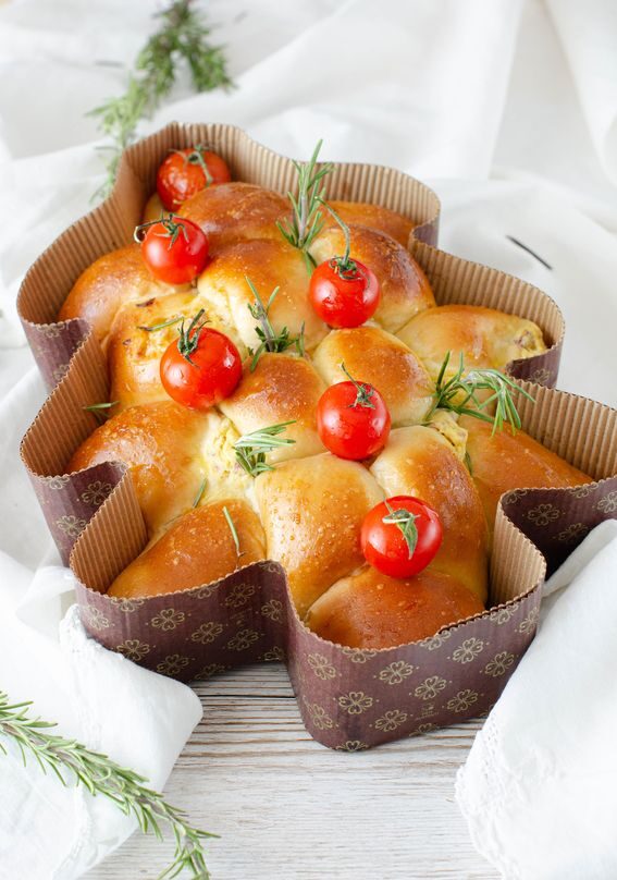 Pan brioche albero di natale con ricotta e salame