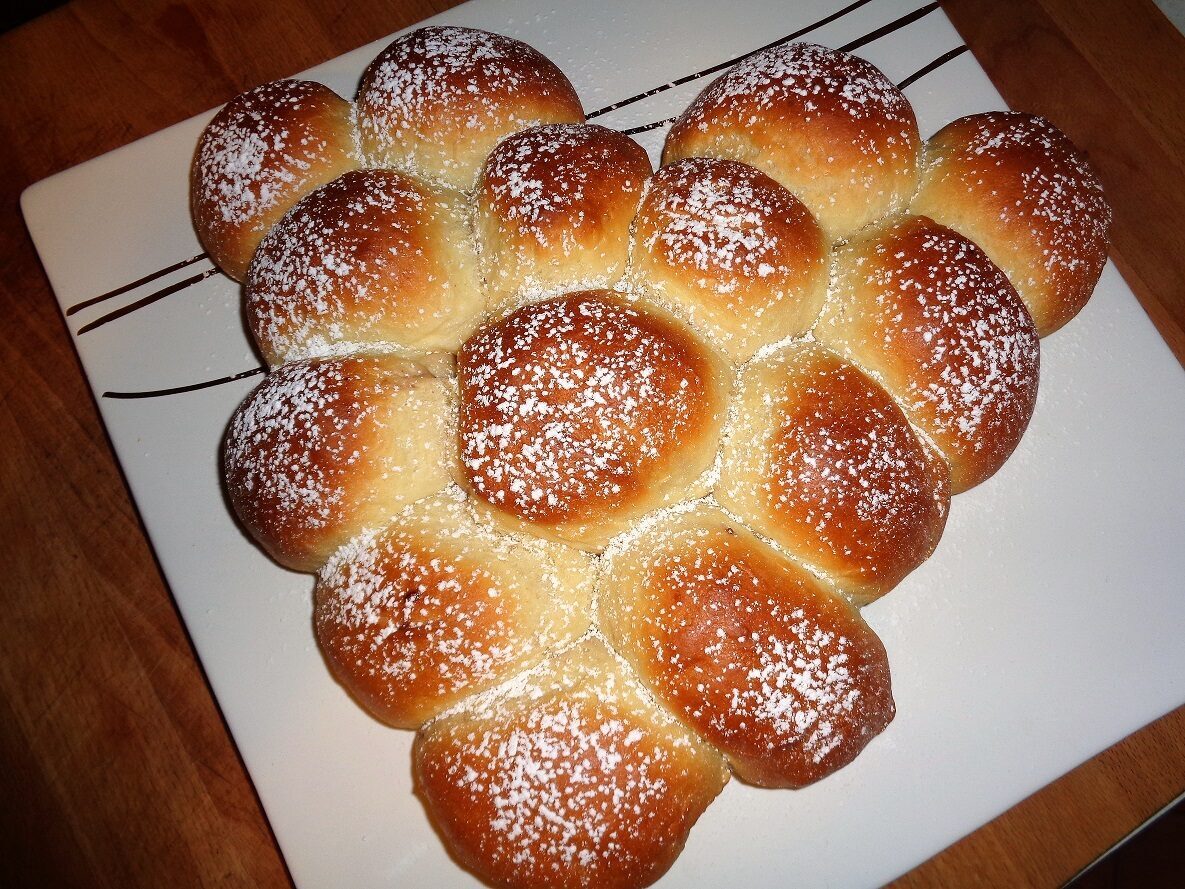 Pan brioche allo yogurt ripiena di marmellata