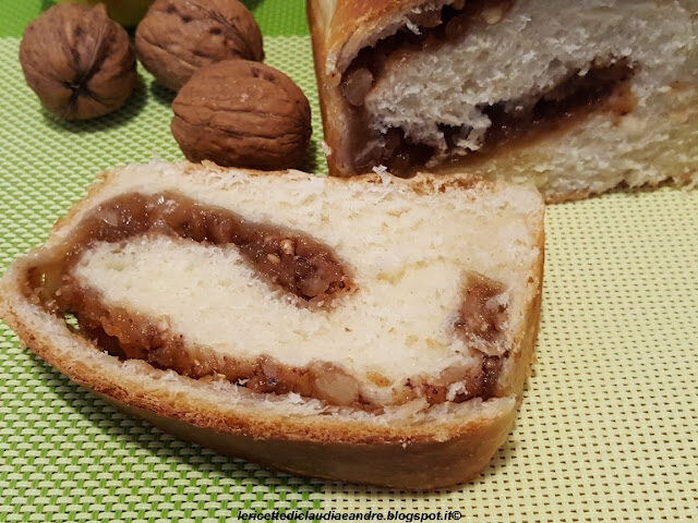 Pan brioche con lievito madre, composta di mele, noci, uvetta, mirtilli e cannella