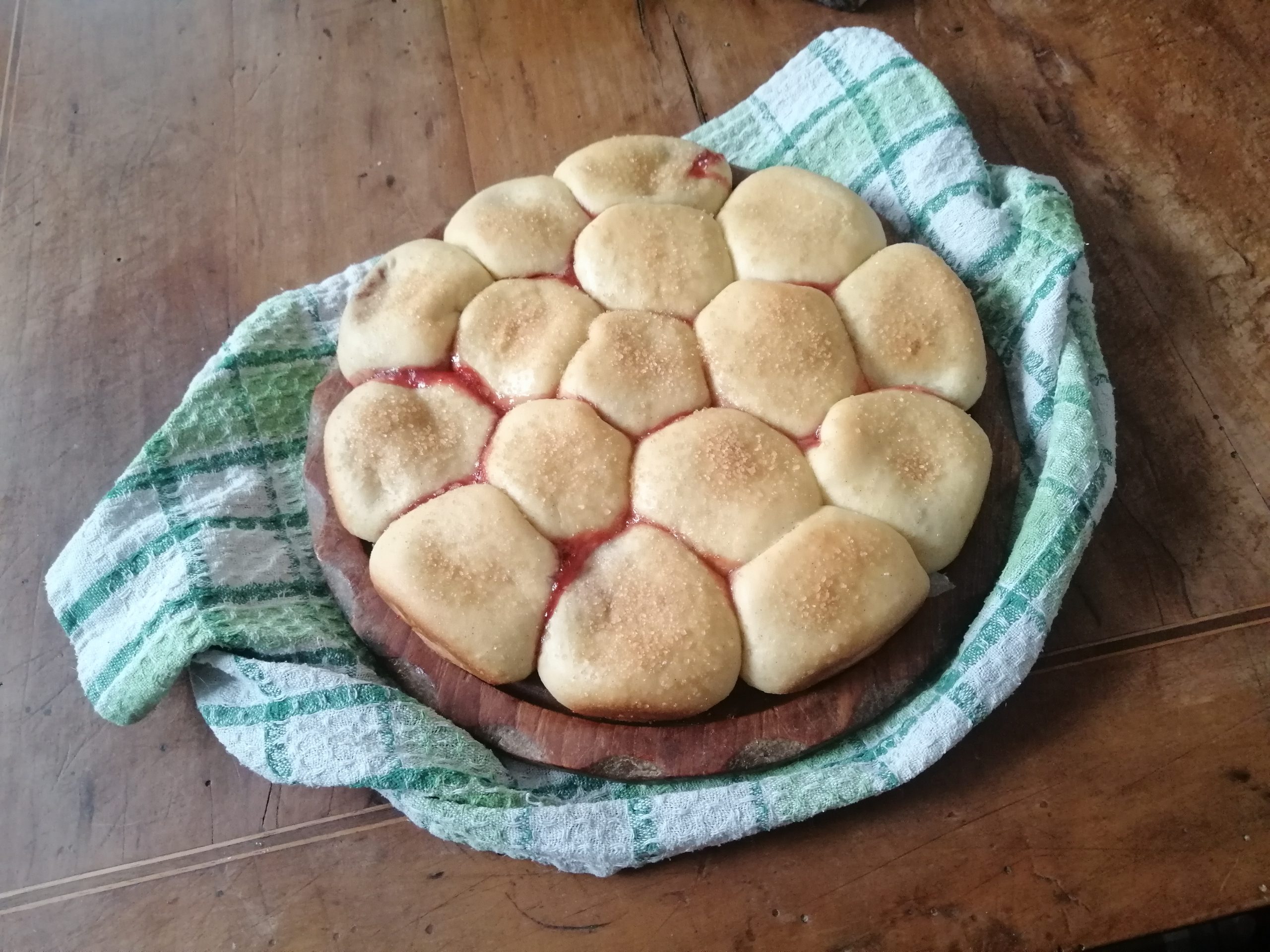 Pan brioche farcito con confettura di fragole