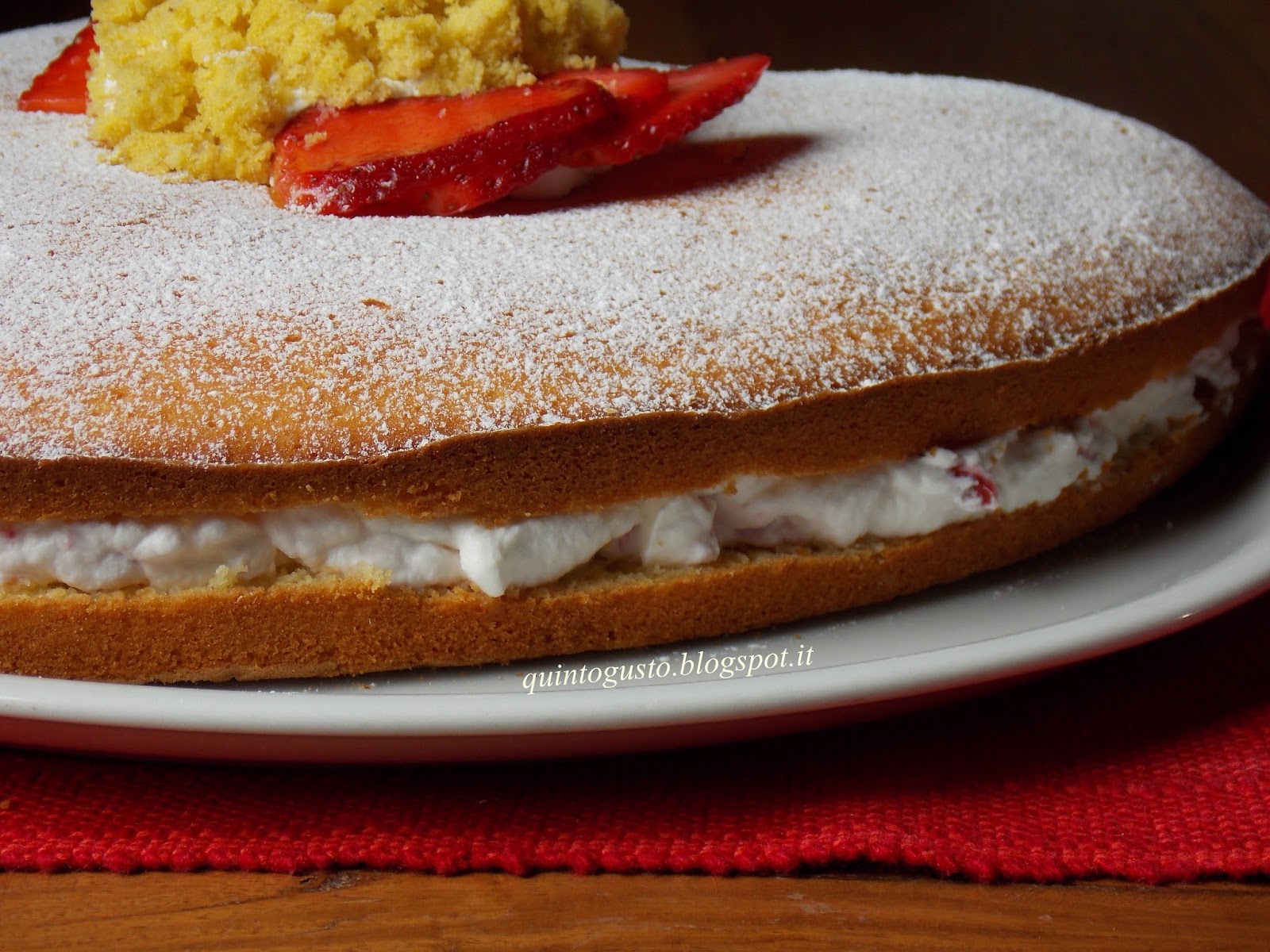 Pan di limone farcito con panna e fragole
