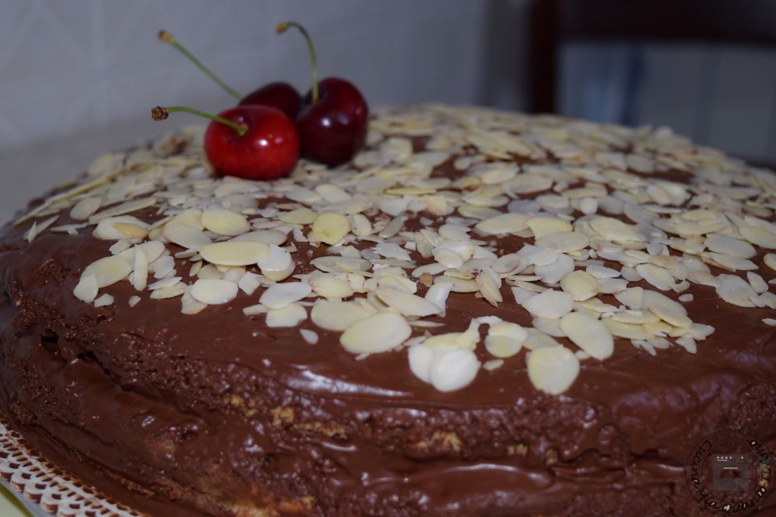 Pan di spagna con mousse al cioccolato fondente