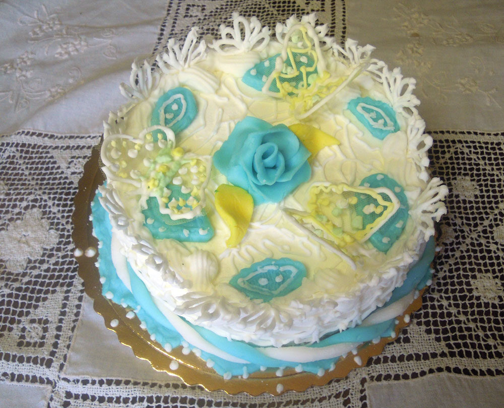 Pan di spagna con panna, cioccolato e lamponi