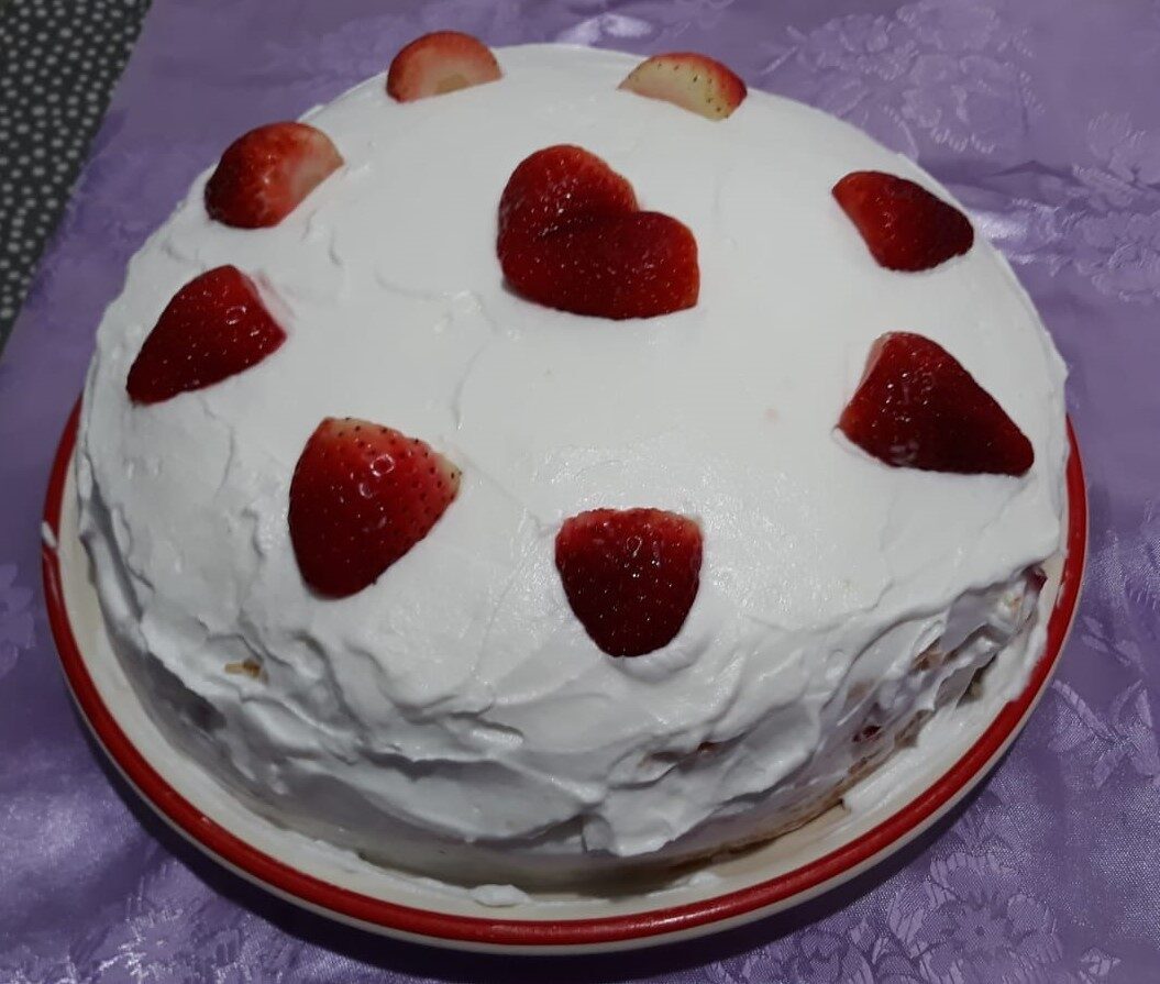 Pan di spagna farcito con panna e fragole