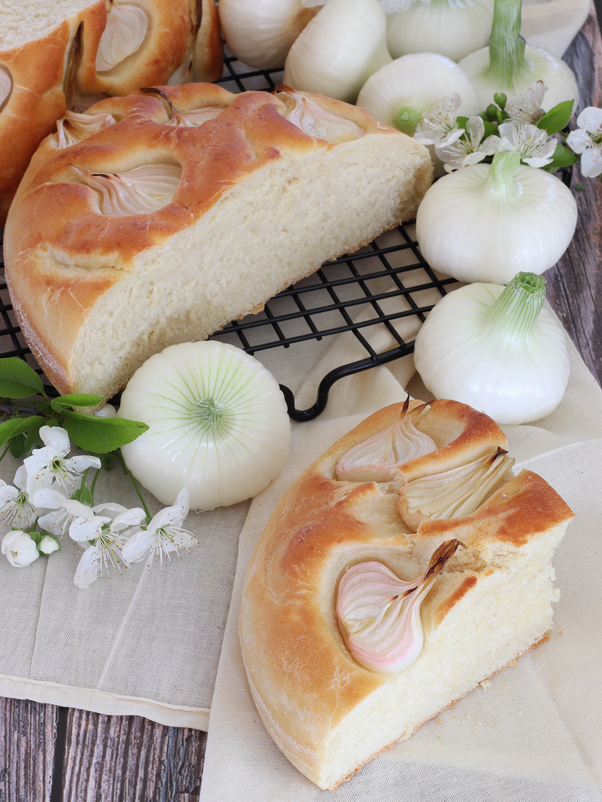 Pan-focaccia ai cipollotti