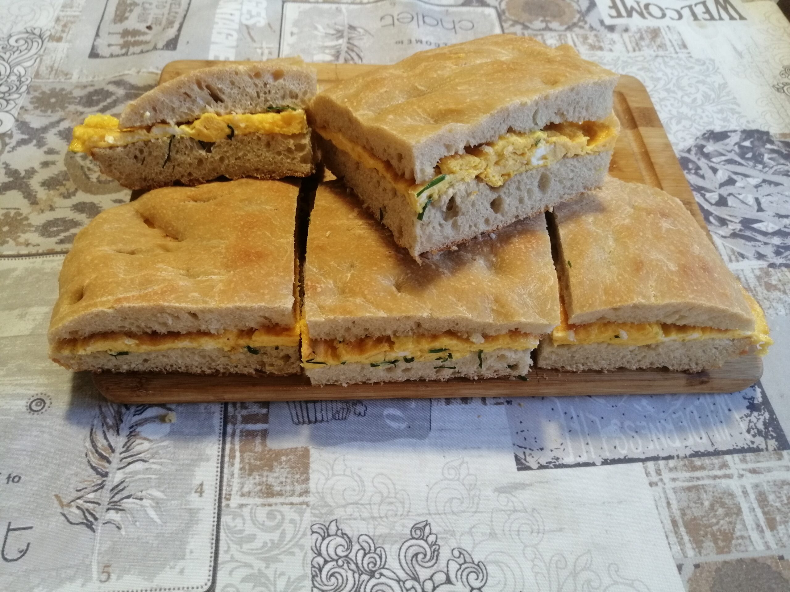 Pan focaccia farcito con la frittata
