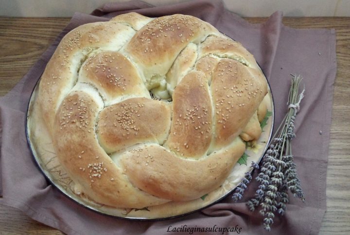 Panbrioche con cotto, provola e olive. Impasto a mano o al bimby
