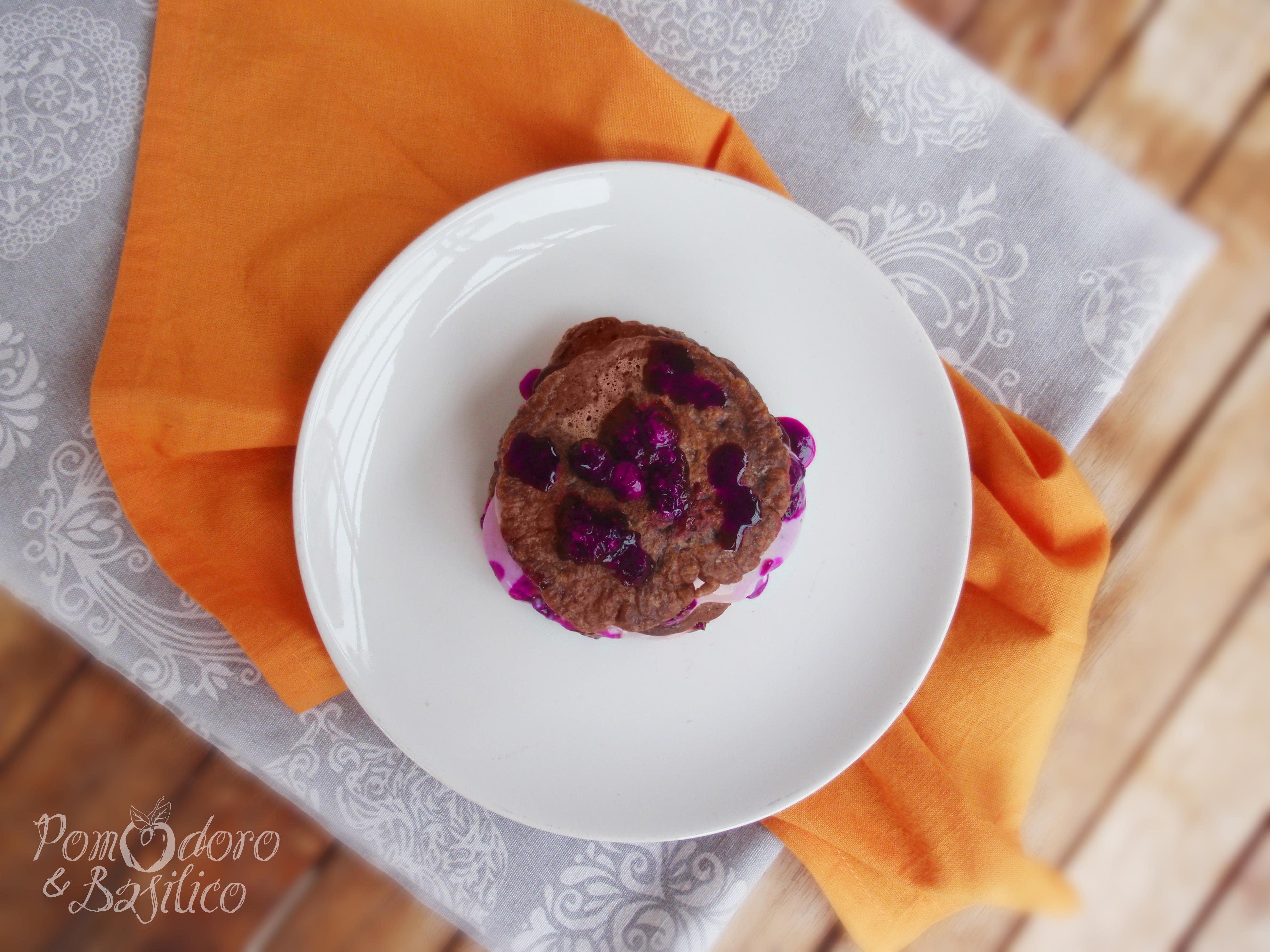 Pancake al cacao e frutti di bosco