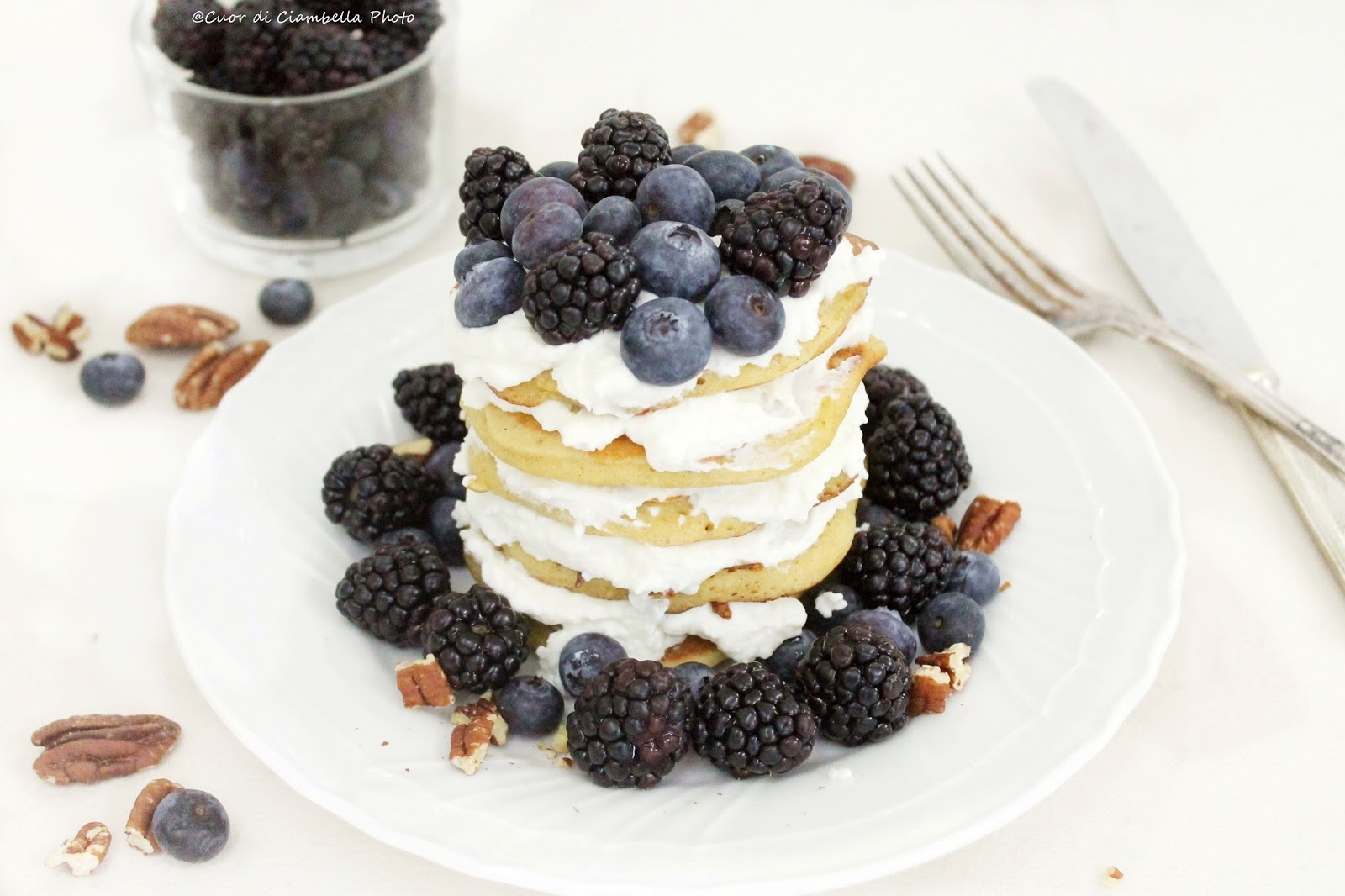 Pancake al grano saraceno, crema di ricotta e miele e frutti di bosco