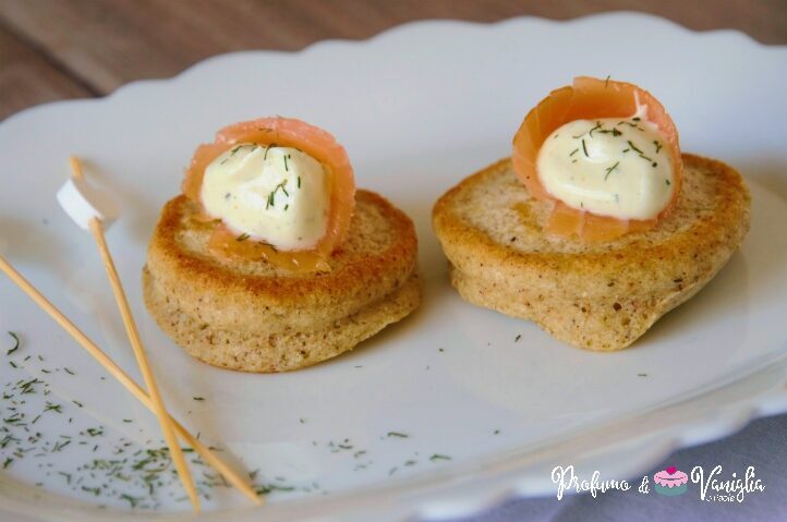 Pancake al salmone con salsa all’aneto
