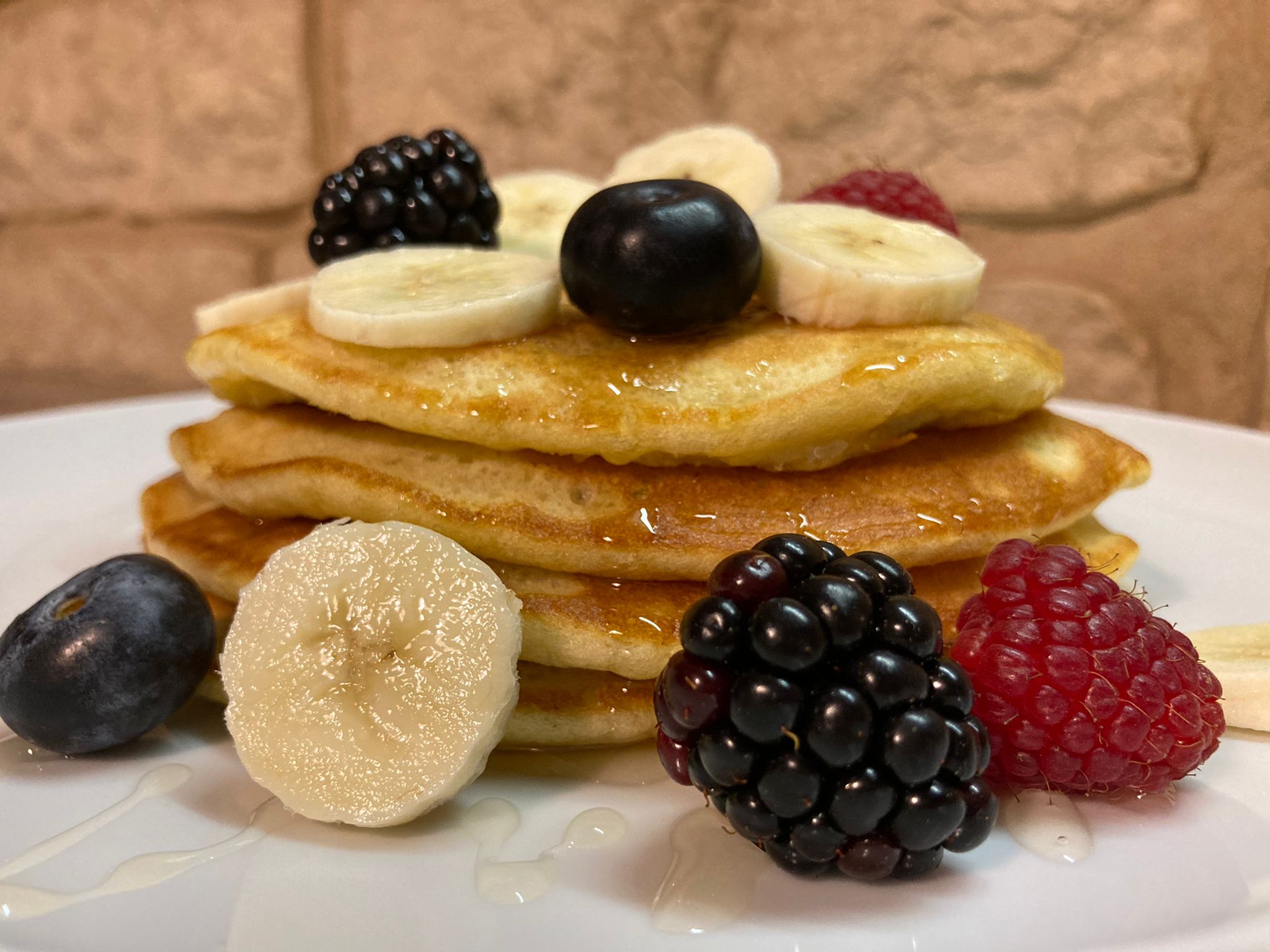 Pancake alla frutta con miele: ricetta classica fatta in casa