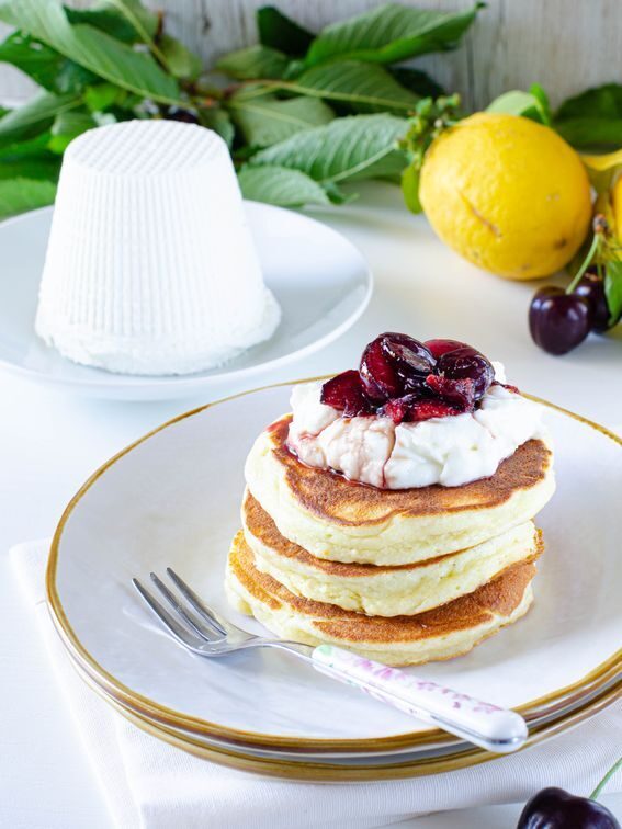 Pancake alla ricotta con crema e composta di ciliegie
