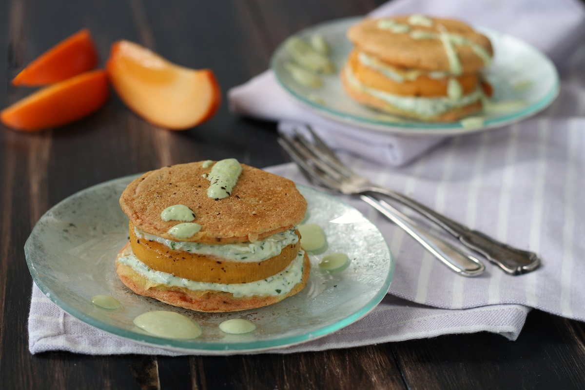 Pancake burger con caprino e cachi mela