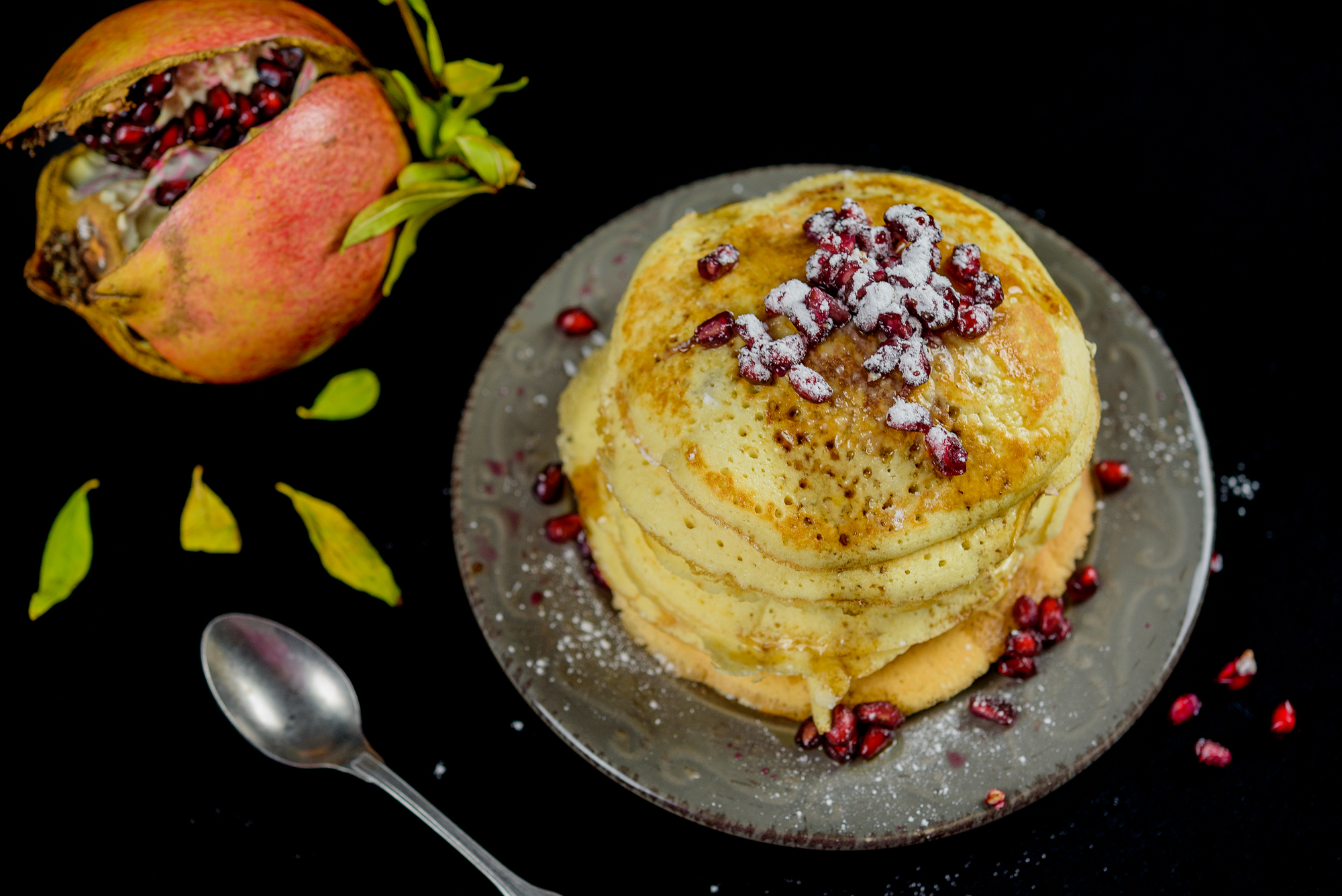 Pancake con burro di arachidi e melagrana