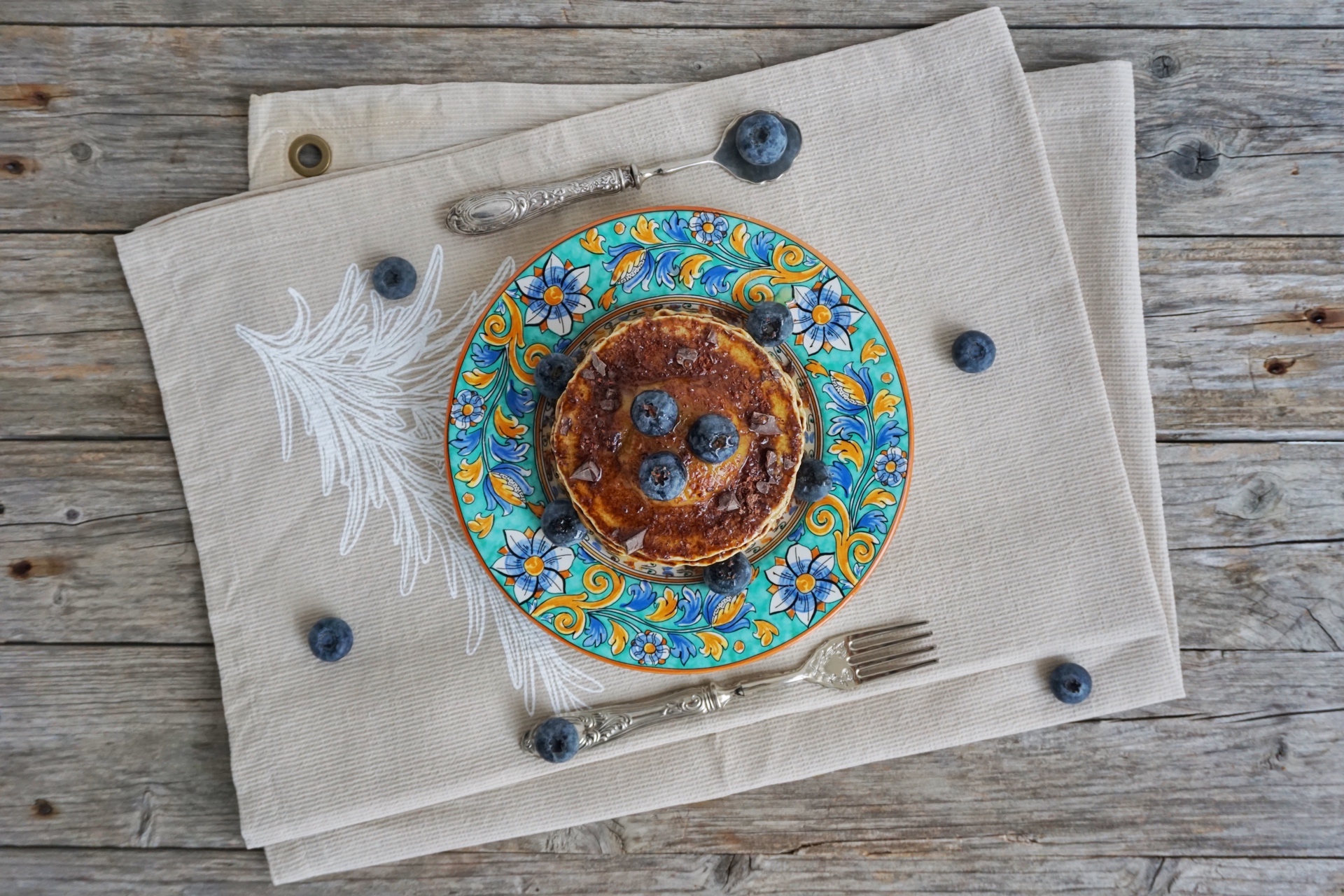 Pancake con crema di cachi, cioccolato e mirtilli