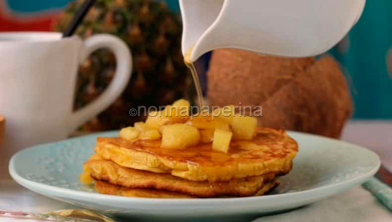 Pancake con latte di cocco e ananas sciroppato