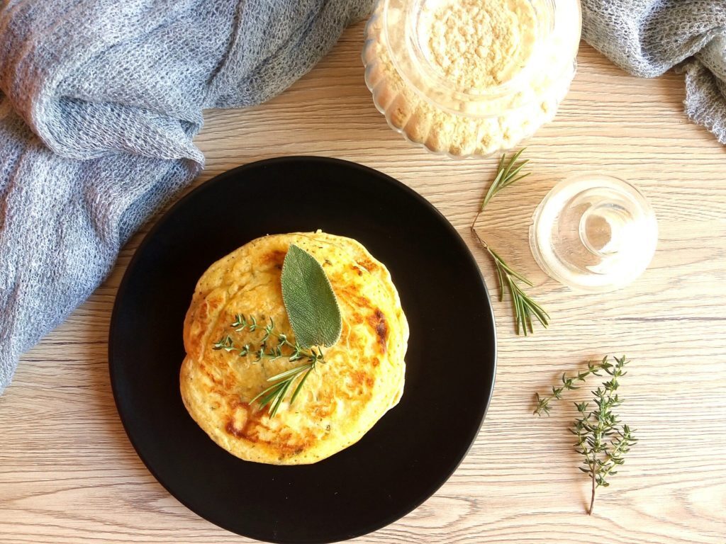 Pancake di ceci alle erbe aromatiche