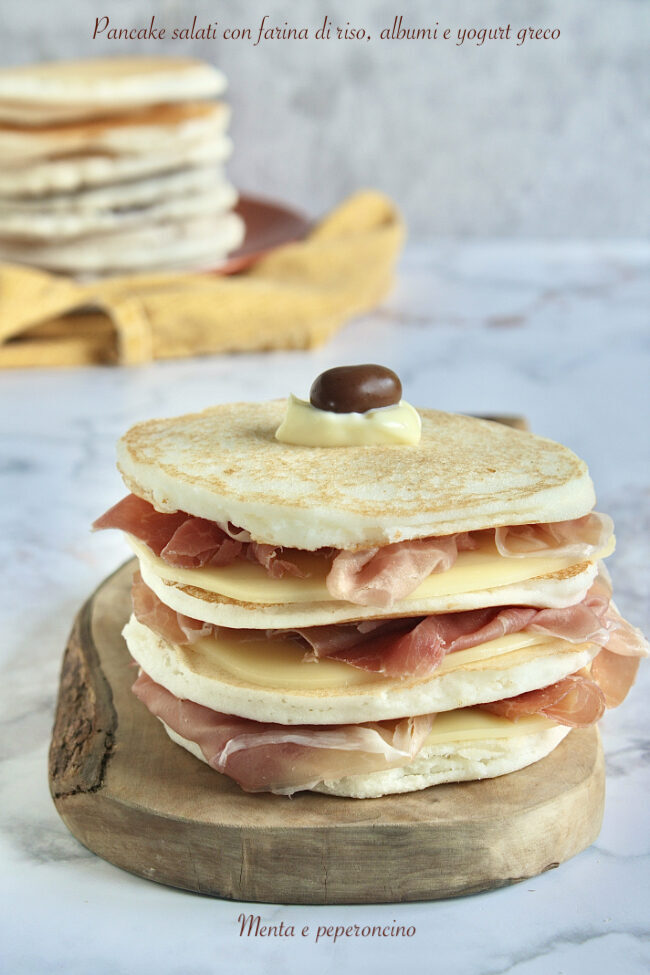 Pancake salati con farina di riso, albumi e yogurt greco