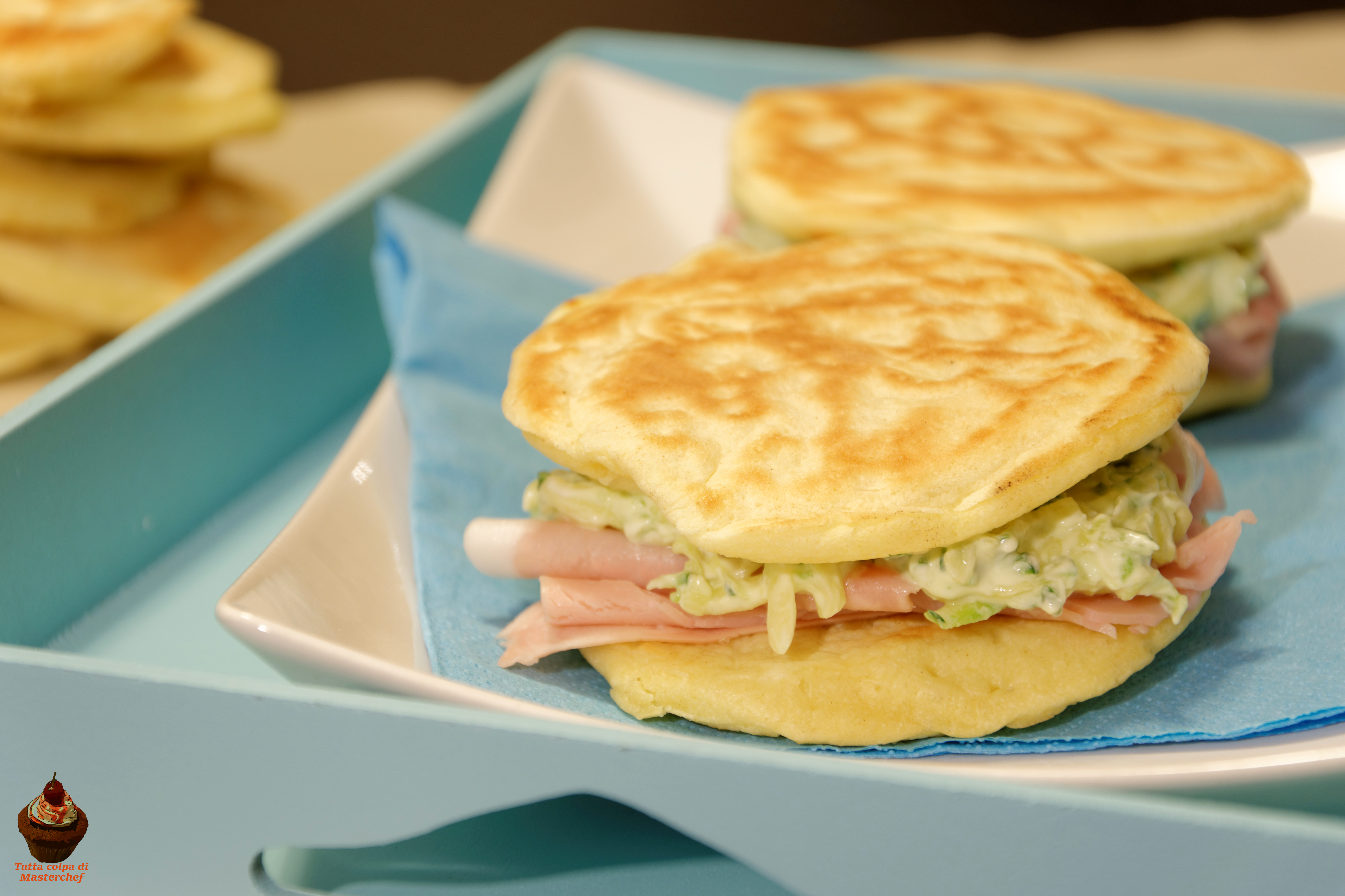 Pancake salati con ripieno al formaggio e zucchine