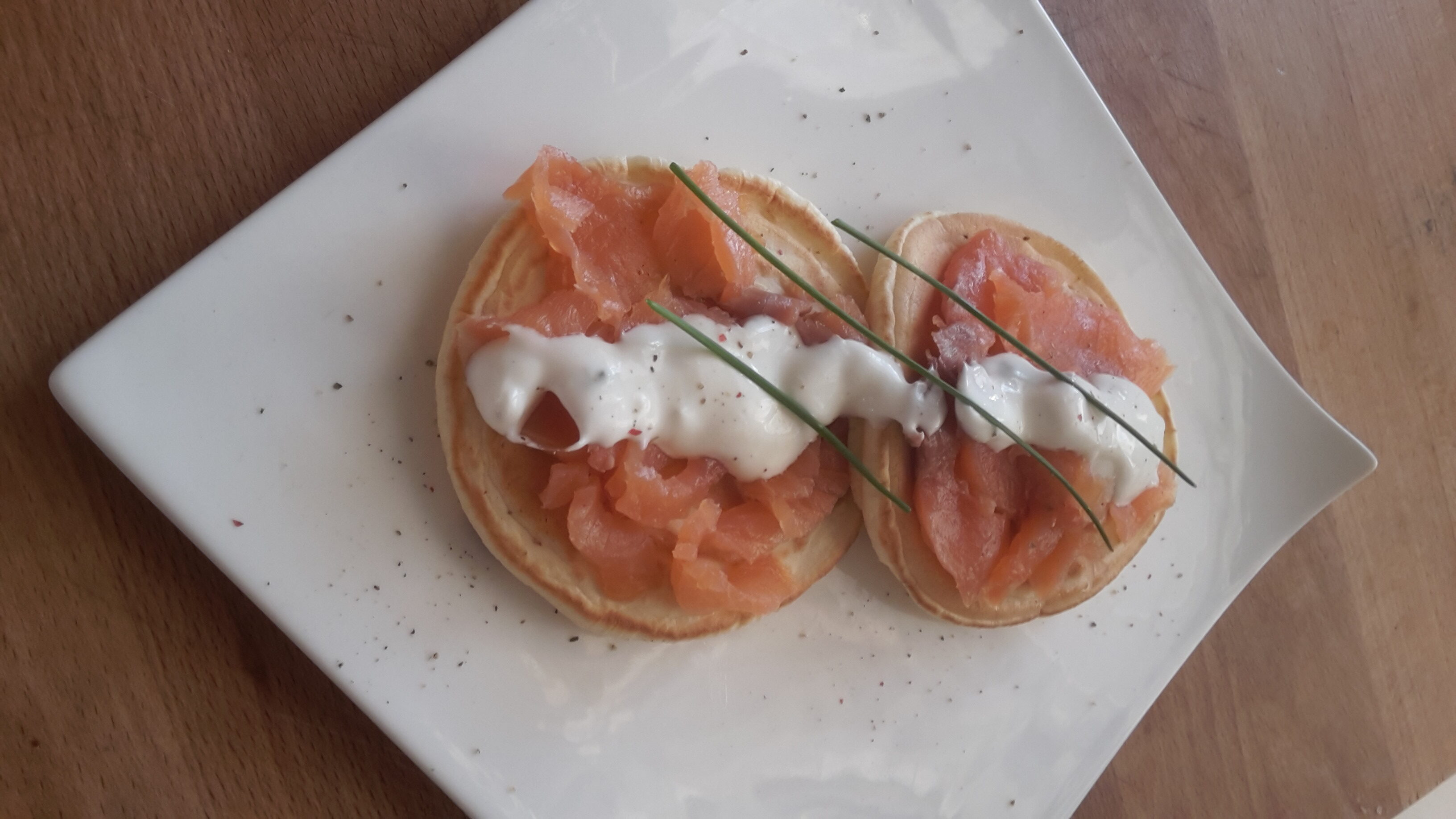 Pancake salati con salmone e panna acida