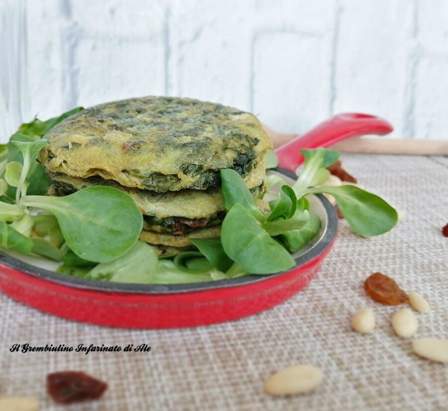 Pancakes agli spinaci con uvetta e pinoli