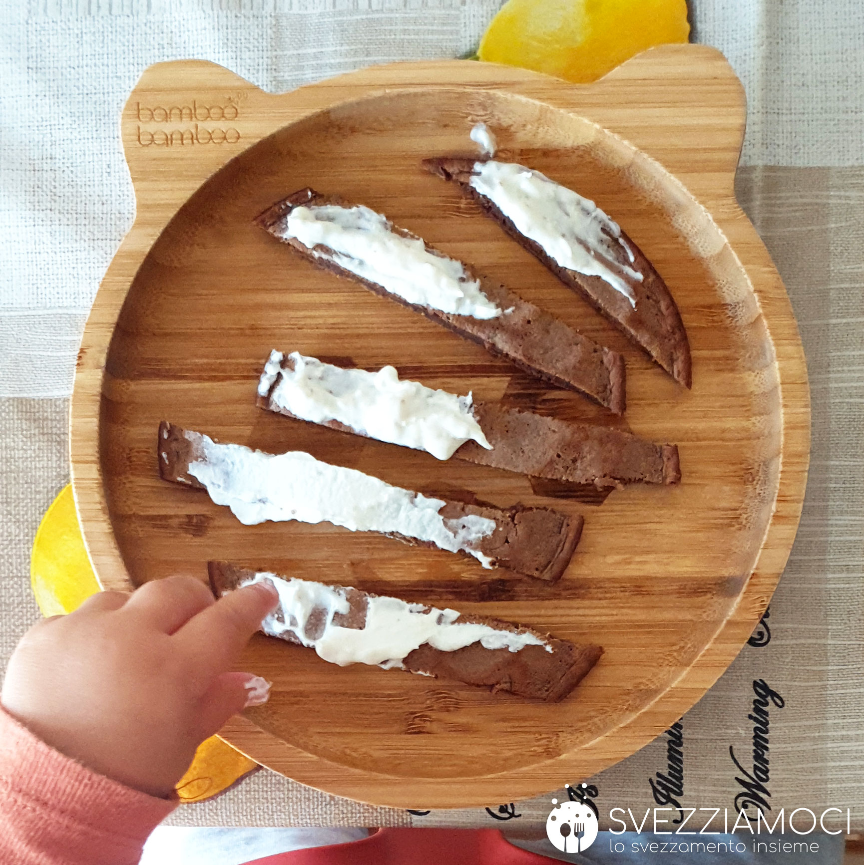 Pancakes al cacao con crema di yogurt e fichi